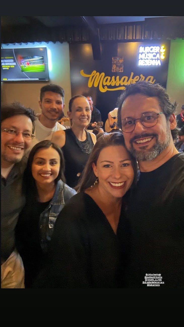 Grupo de amigos em uma noite de festa