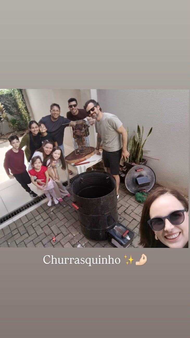 Amigos em torno do churrasco