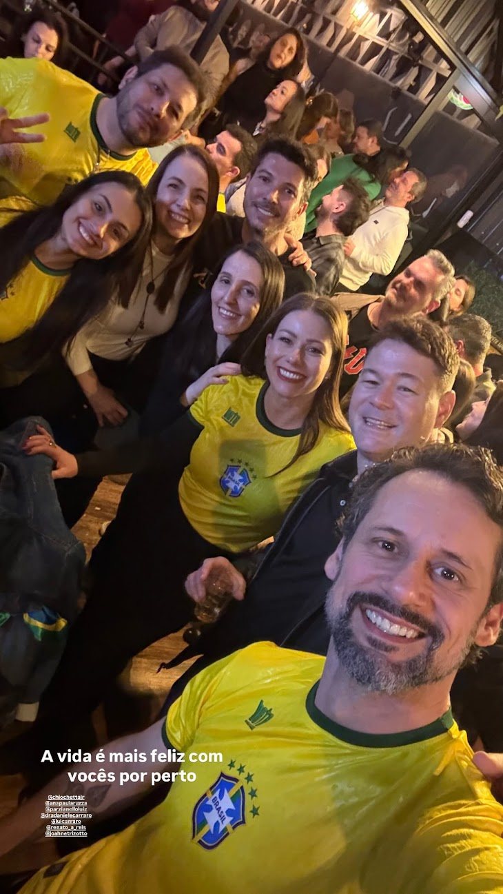 Amigos com camisas da seleção