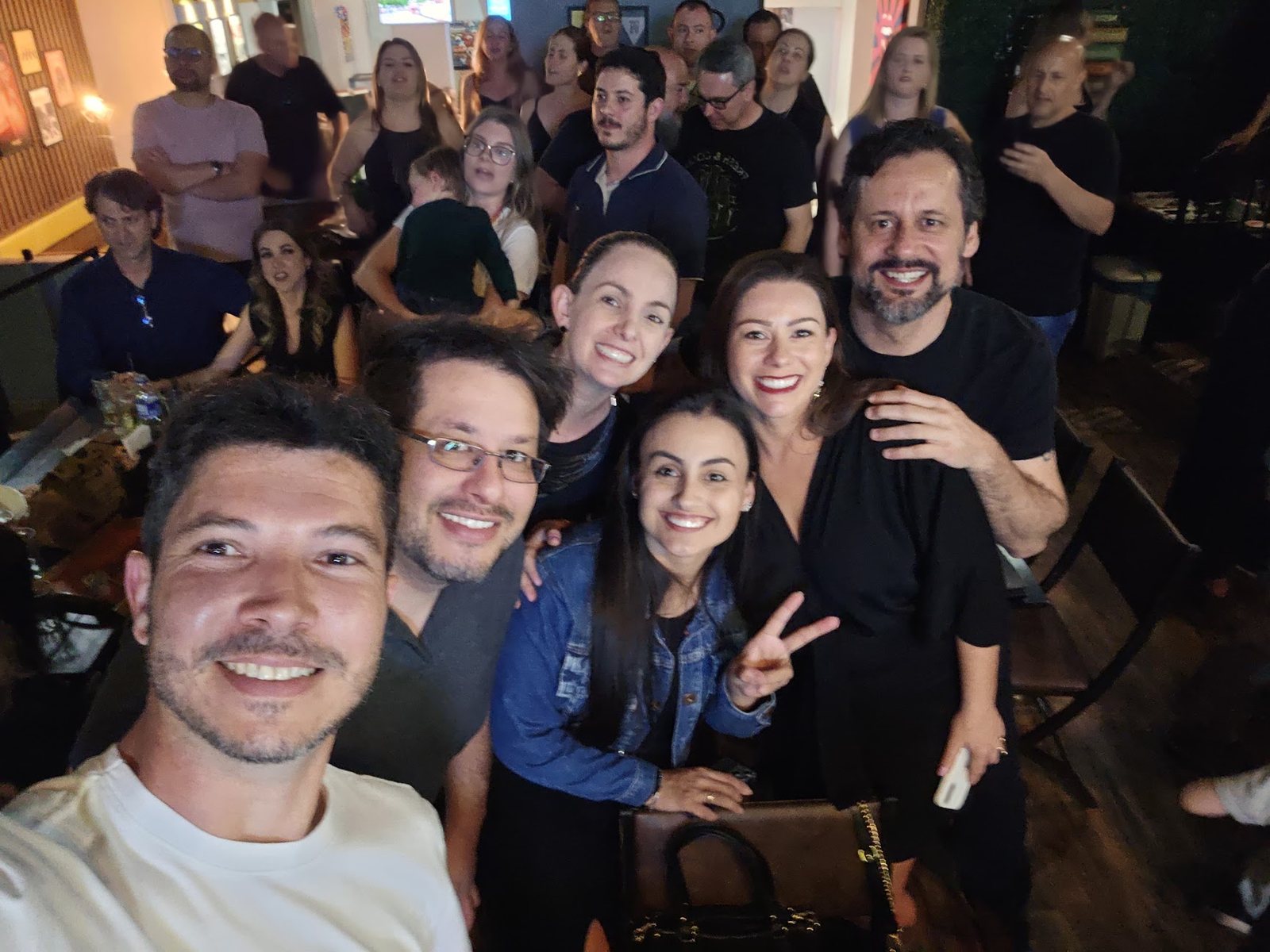 Grande grupo de amigos reunidos