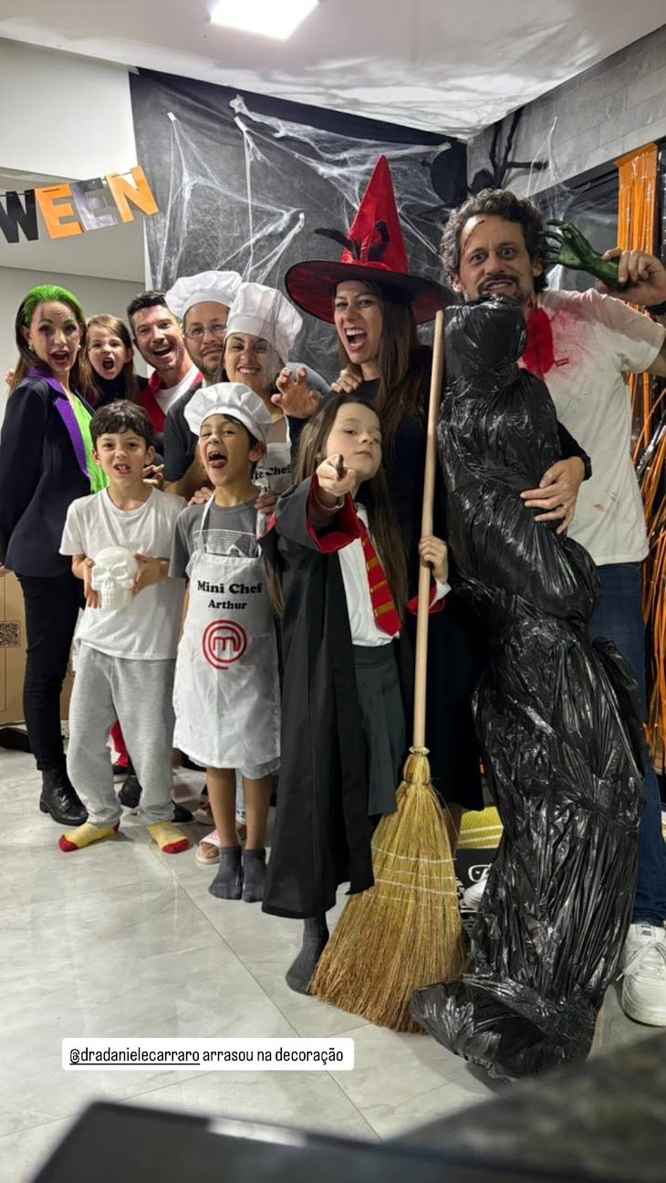 Grupo fantasiado em uma festa