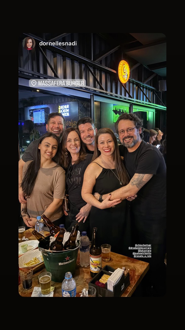 Amigos sorrindo juntos