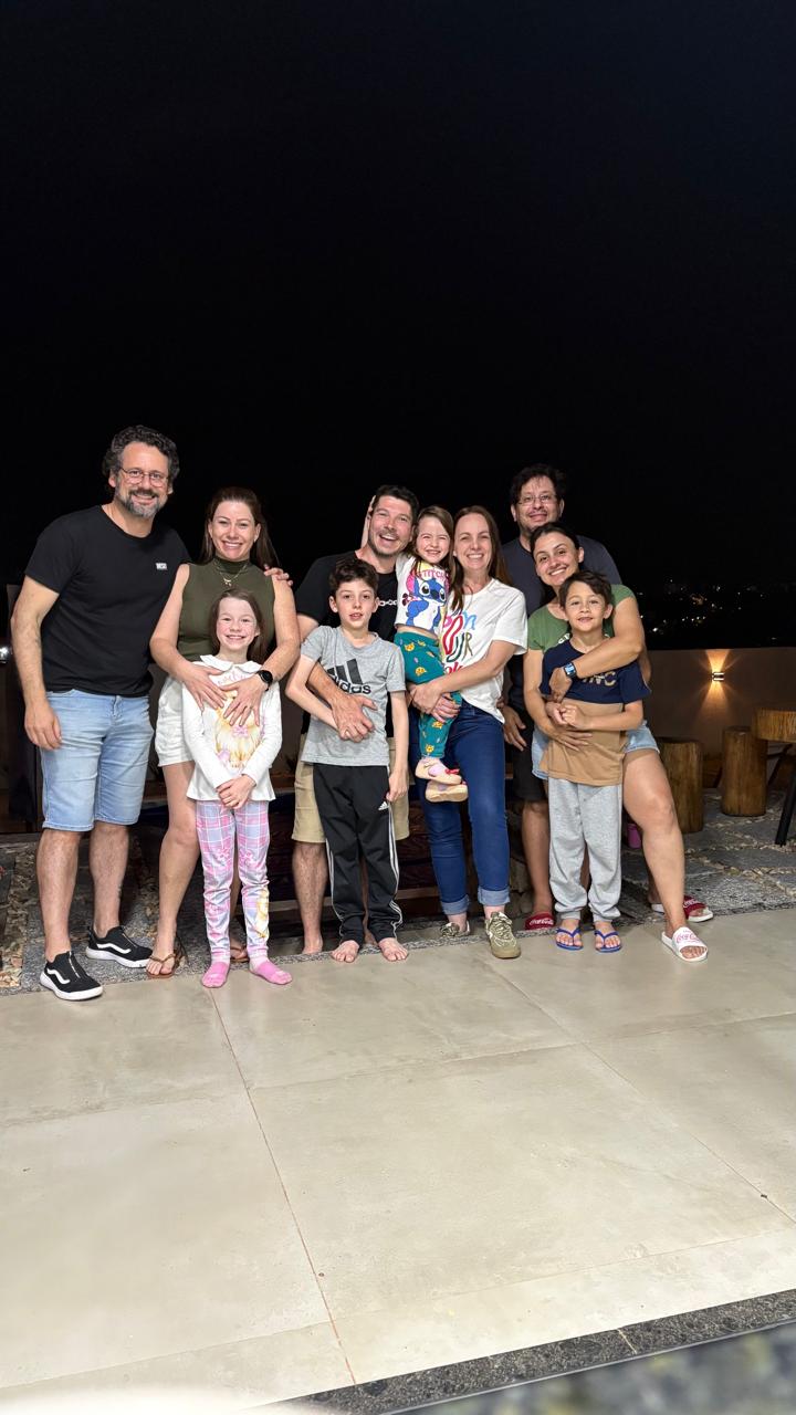 Amigos brincando na piscina